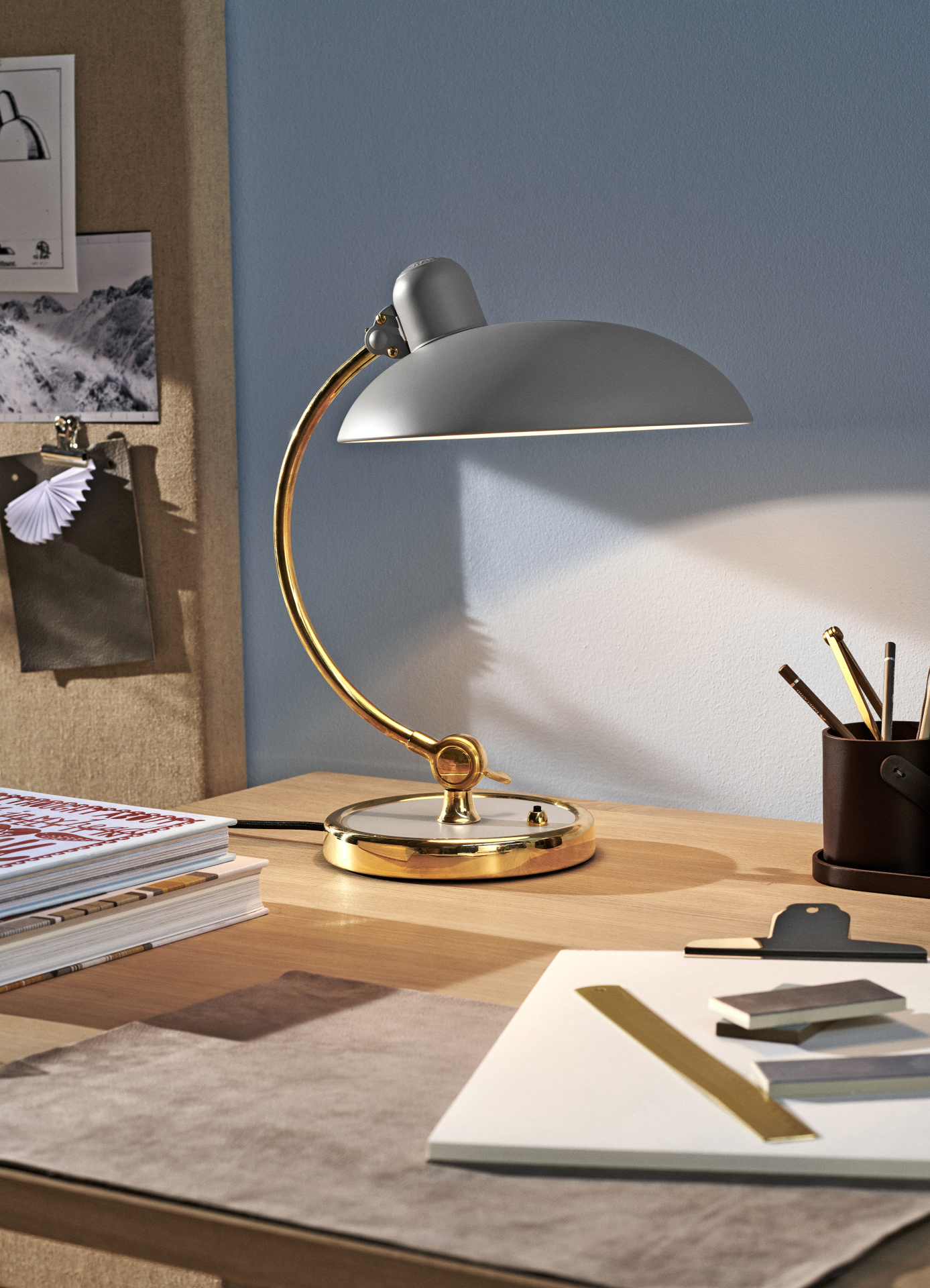 KAISER Idell™ 6631-T Luxus Bordlampe Blød Grå og Messing billede 3