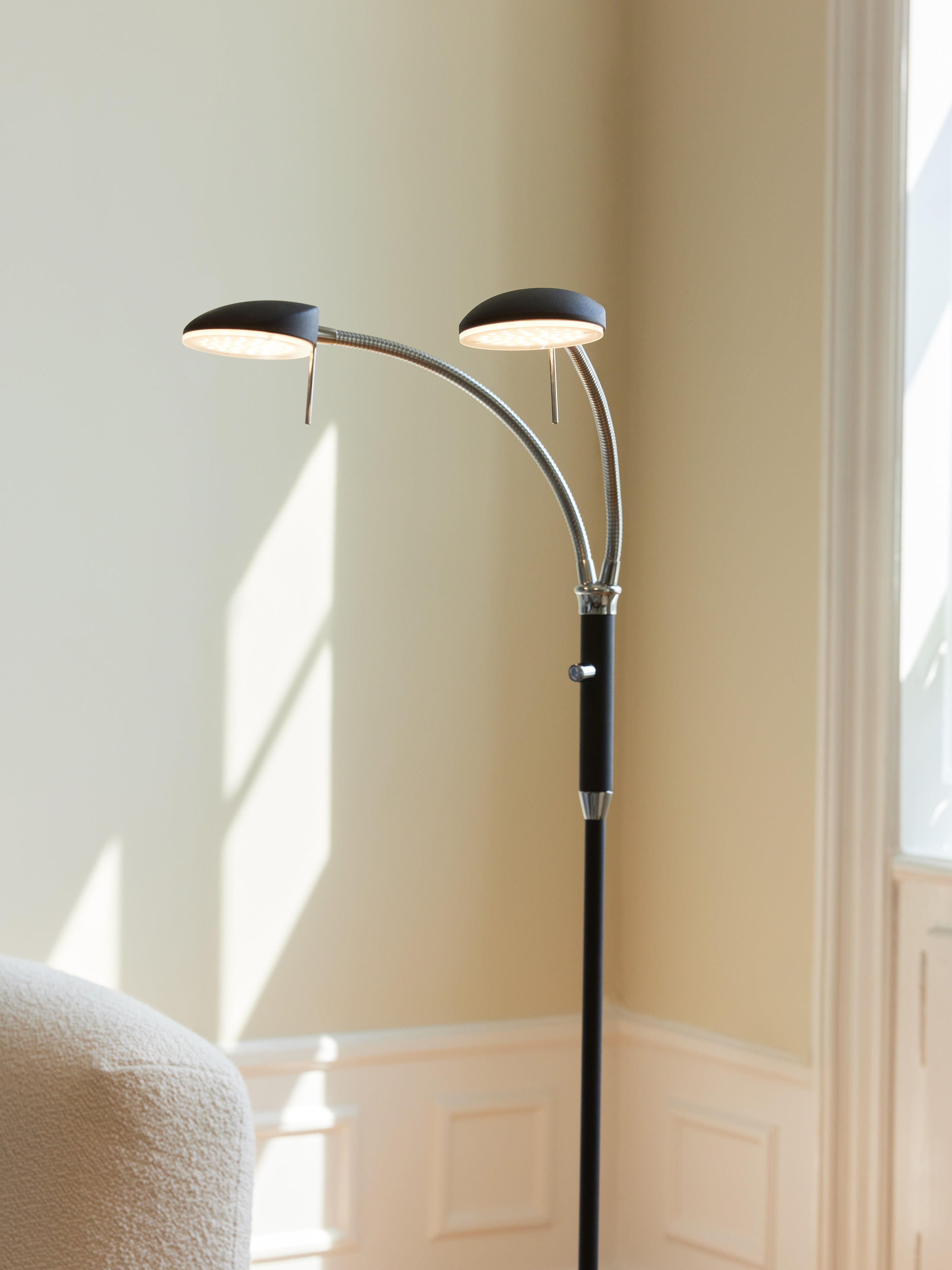 Vegas Gulvlampe LED Sort 2 arme - Halo Design billede 2