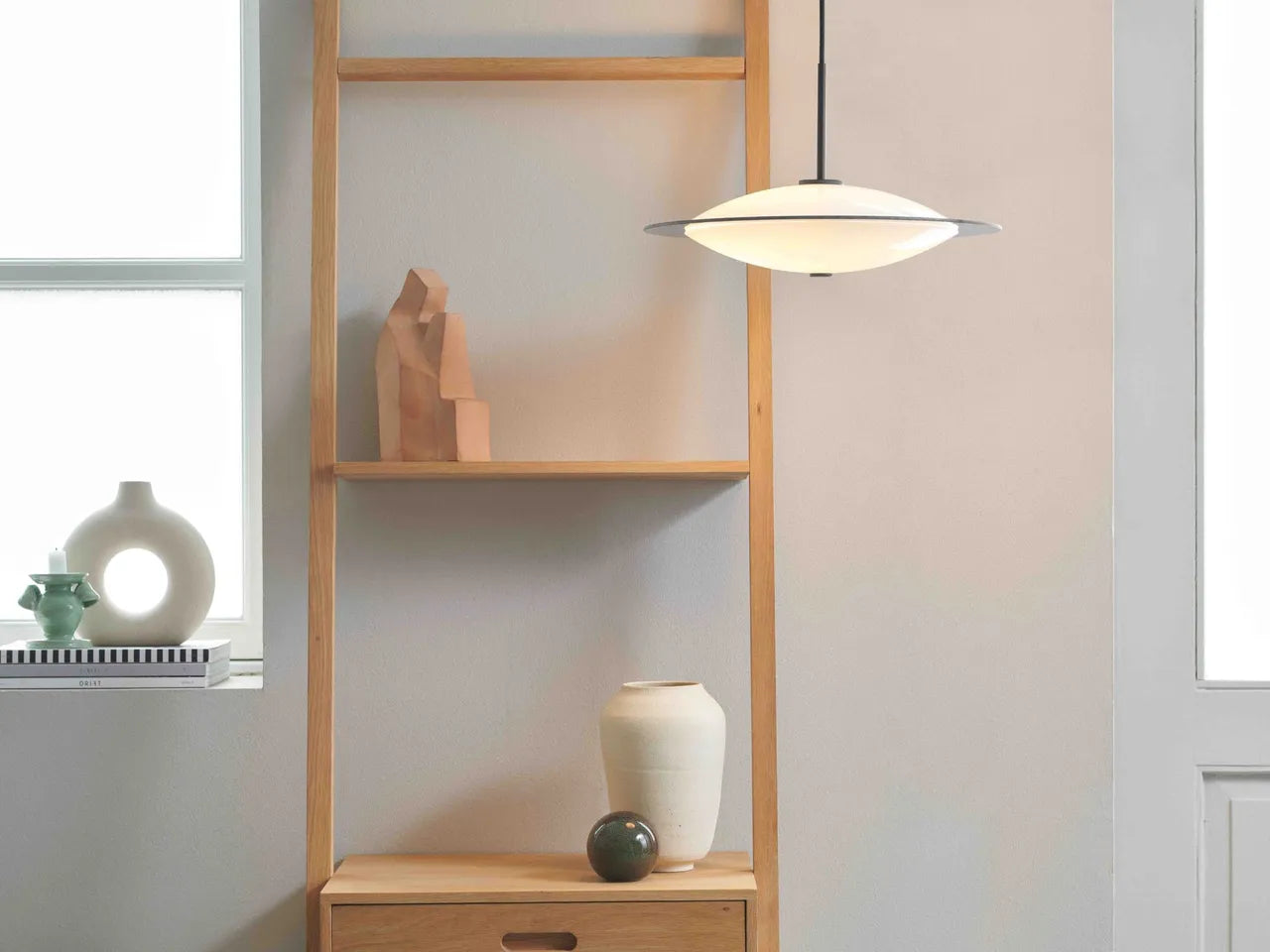 Orbit Pendel Ø24 Opal Glass, Black Metal - Halo Design billede 3
