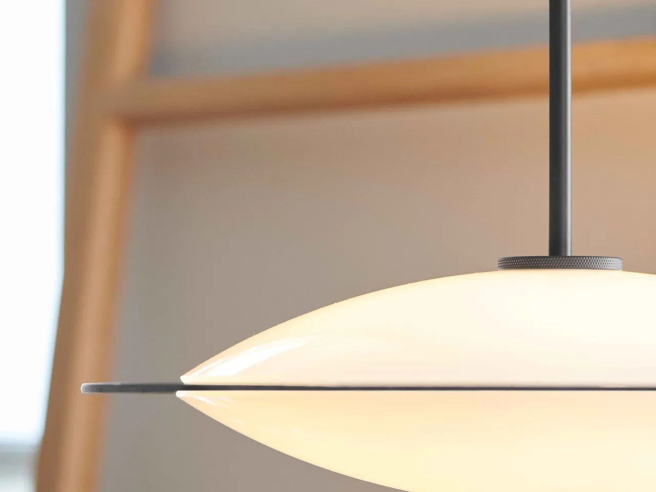 Orbit Pendel Ø24 Opal Glass, Black Metal - Halo Design billede 2