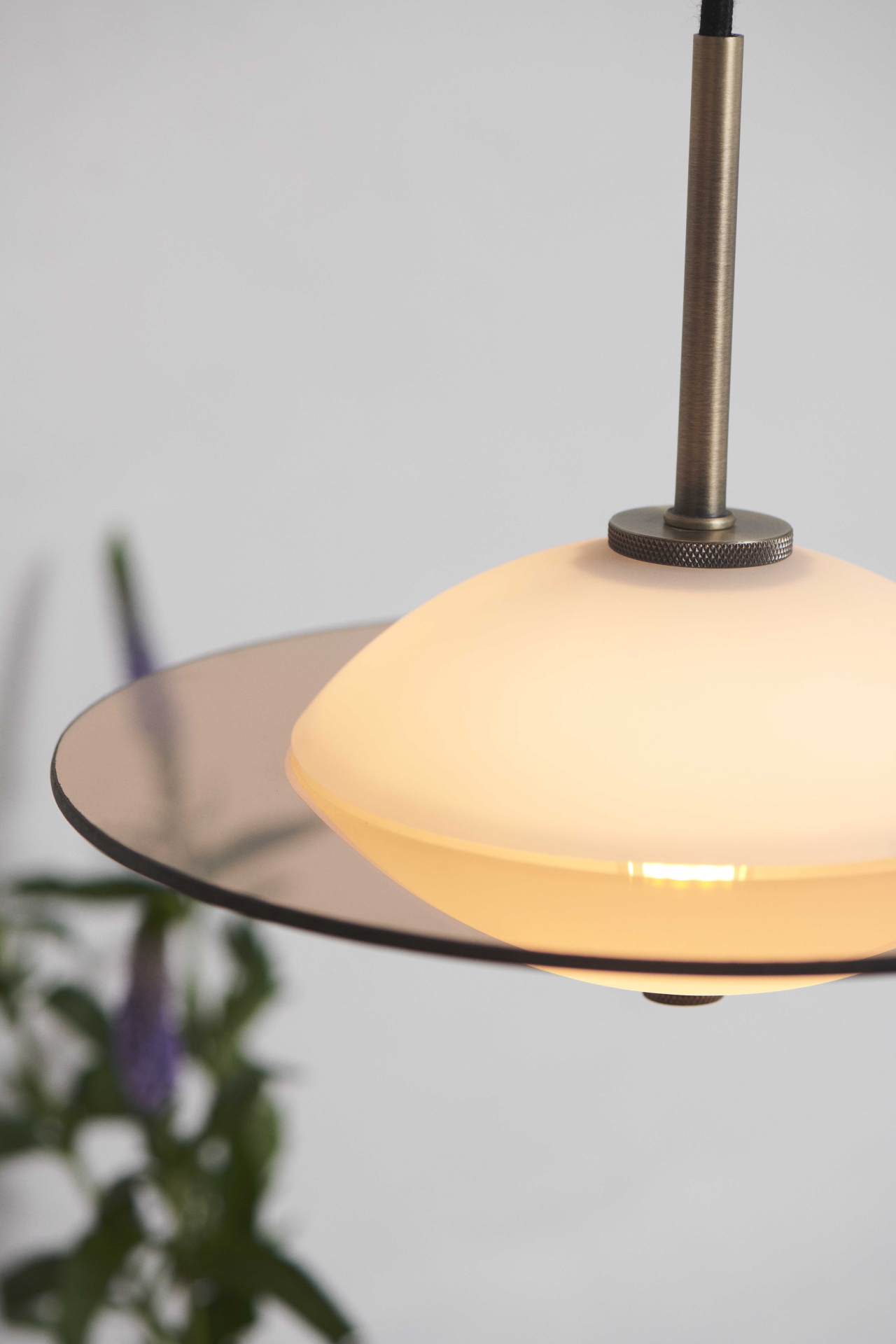 Orbit Pendel Ø24 Opal Glass, Antique Brass Metal - Halo Design billede 2