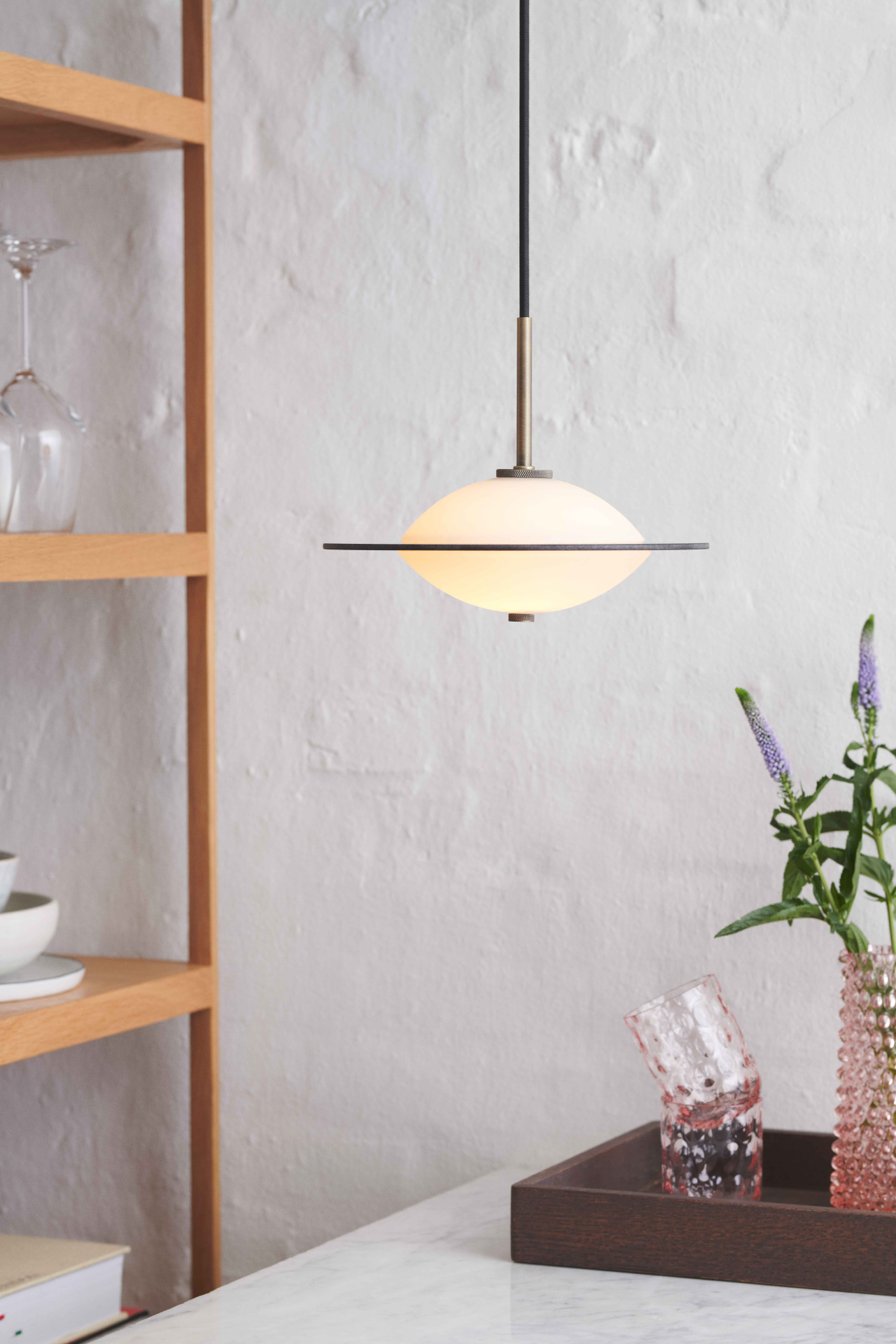 Orbit Pendel Ø24 Opal Glass, Antique Brass Metal - Halo Design billede 3