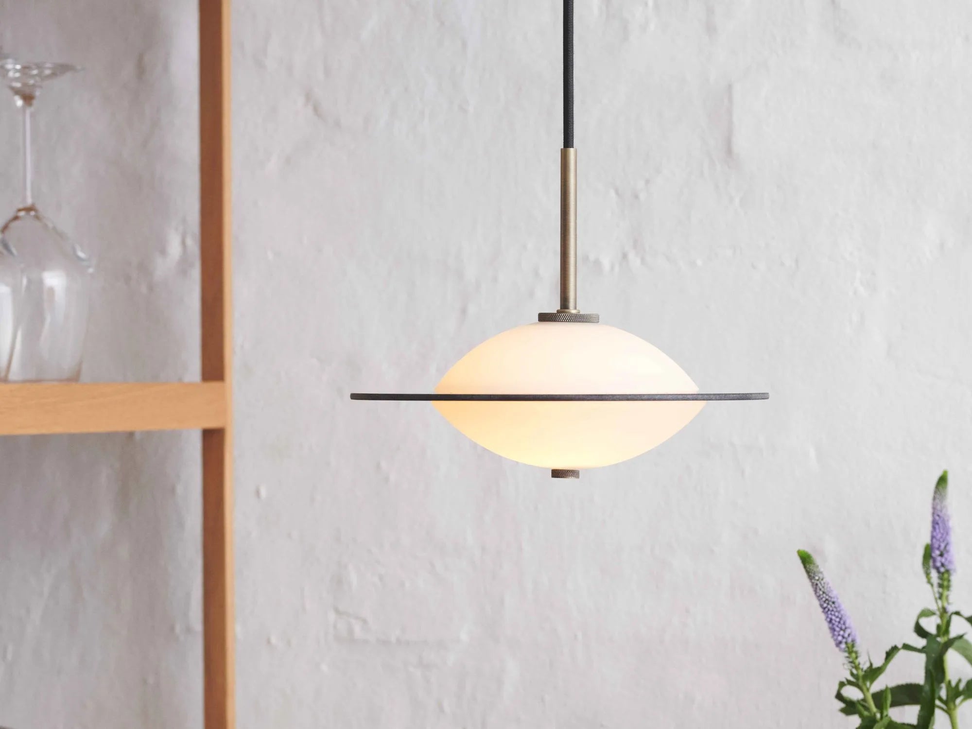 Orbit Pendel Ø40 Opal Glass, Antique Brass Metal - Halo Design billede 3