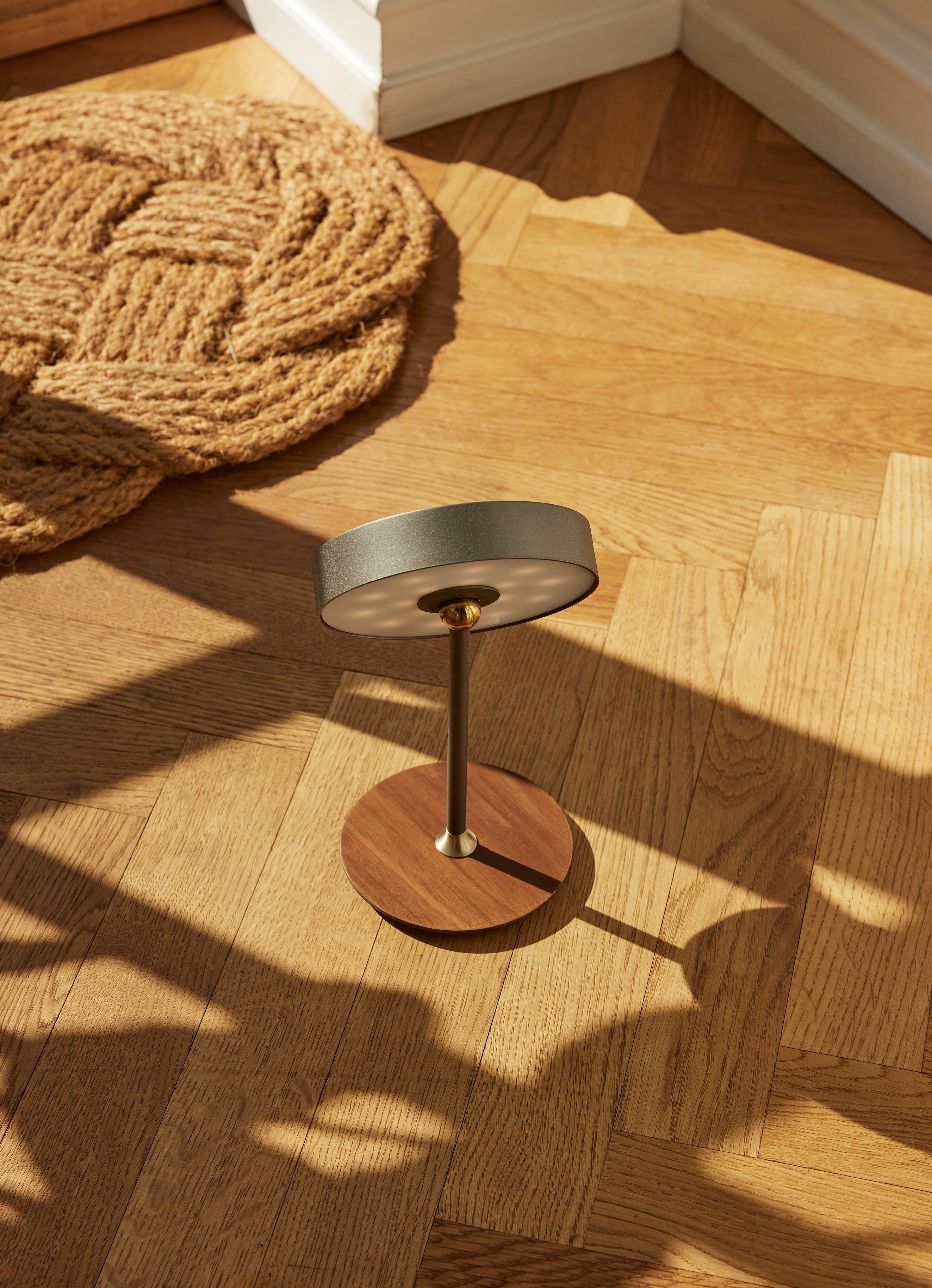 On The Move LED-bordlampe Ø13 Gun Black billede 4