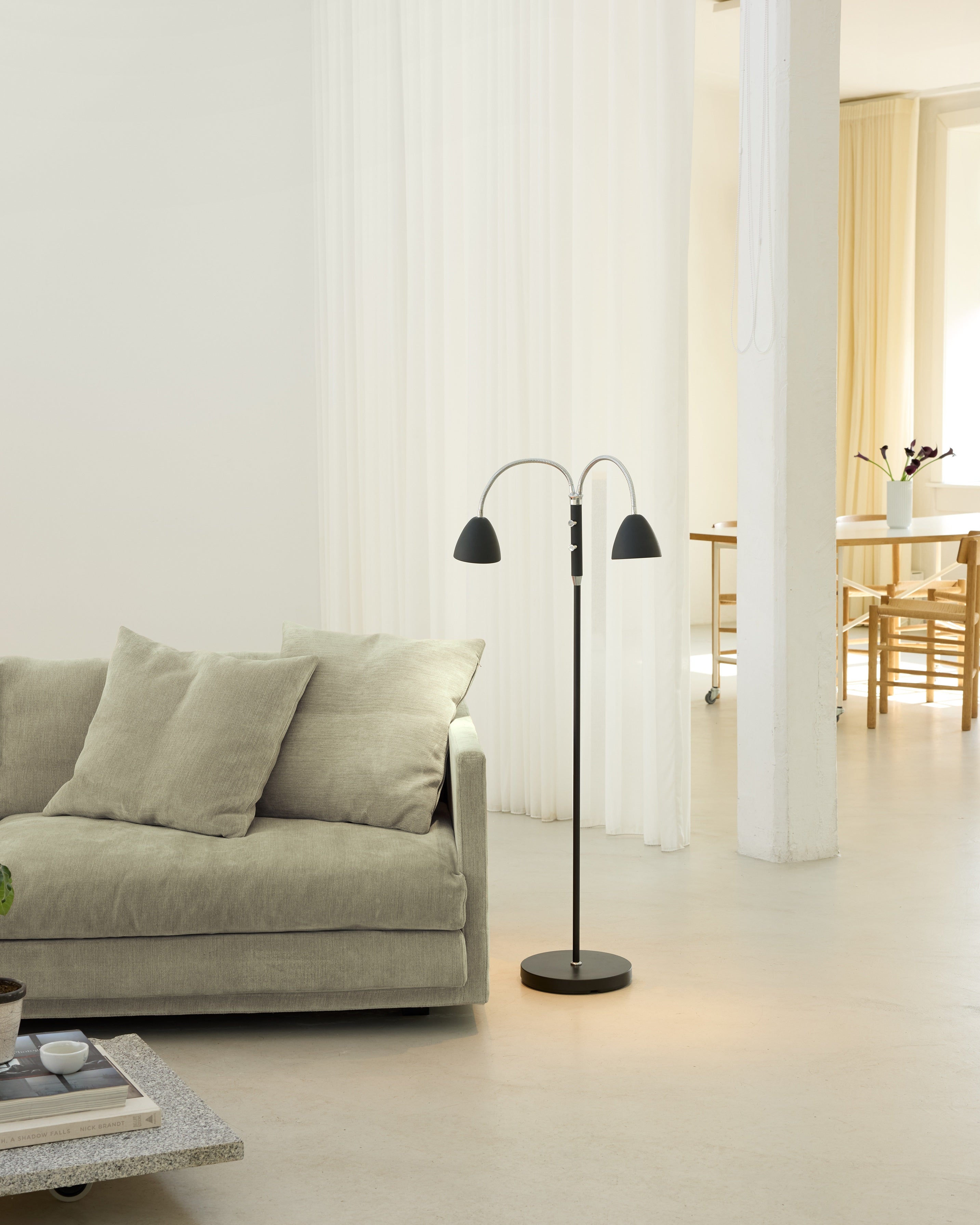 Room 2-Arm Gulvlampe Sort Krom billede 4