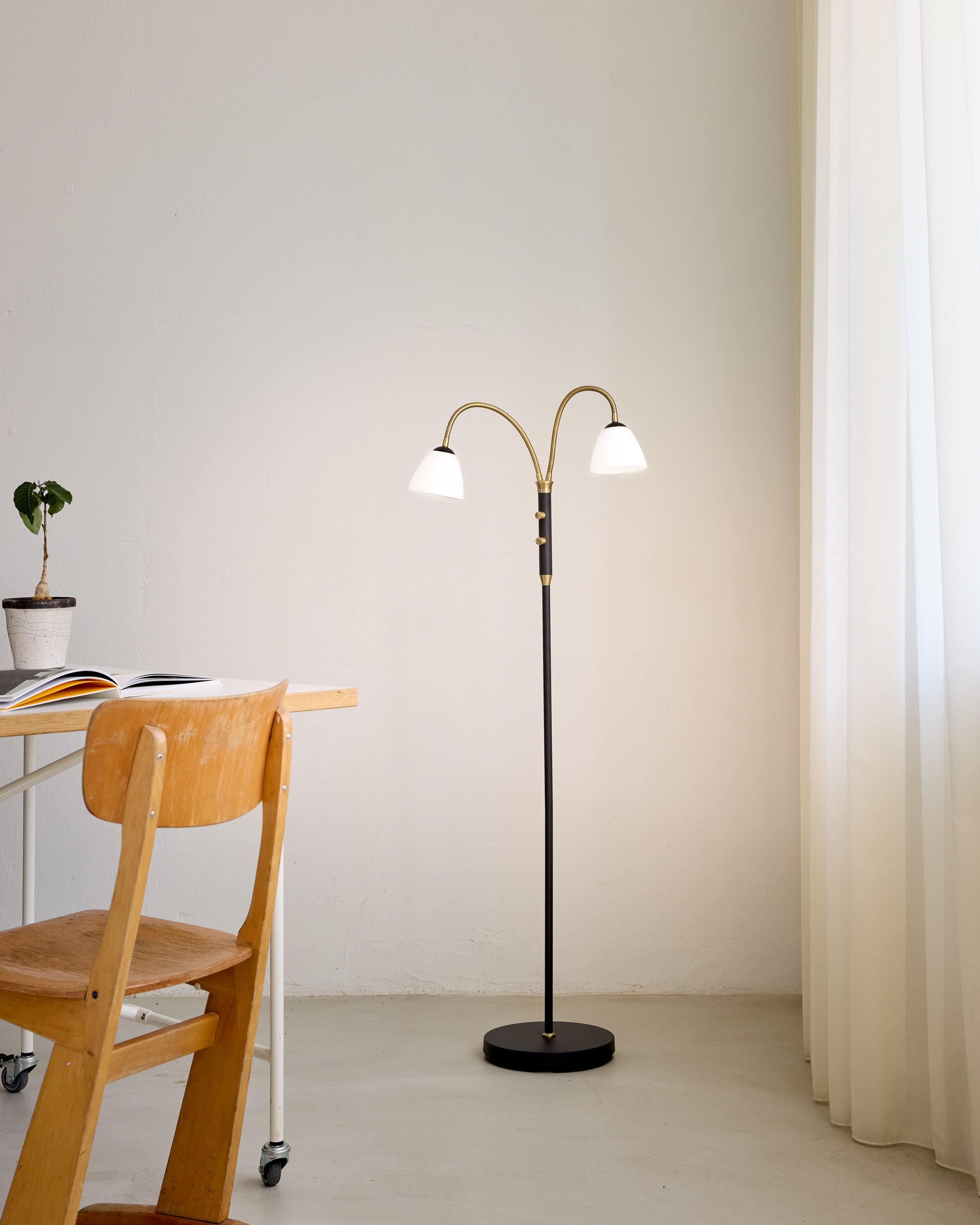 Lucid LED 2-Arm Gulvlampe Opal Antique billede 4