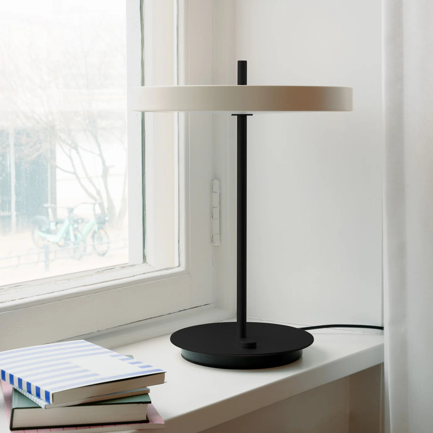 Asteria Pearl White Ø31 Black Bordlampe billede 3