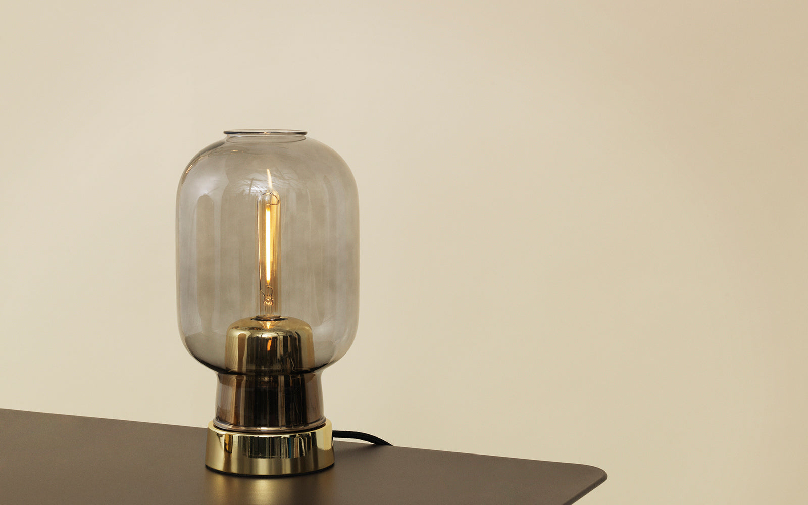 Amp Bordlampe Røgfarvet / Messing billede 3