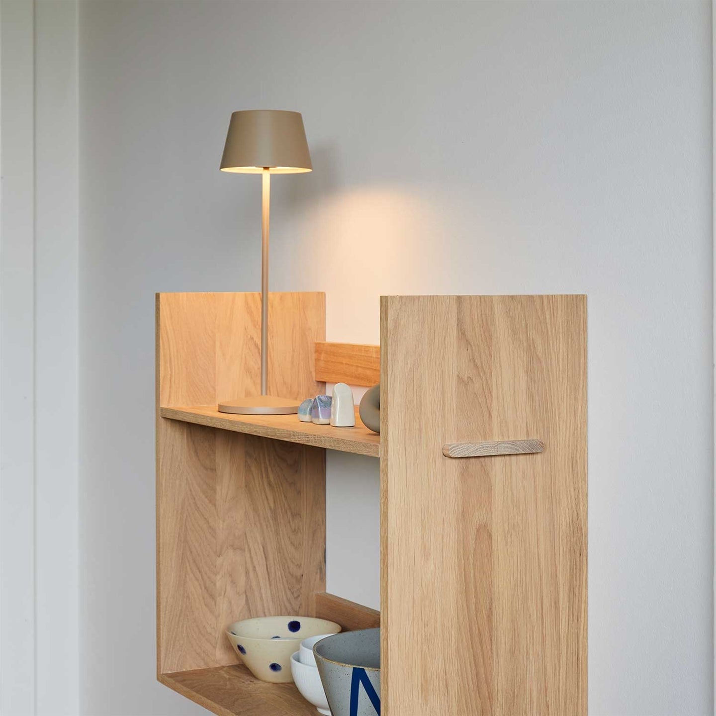 LOOM Design Modi gråbeige LED bordlampe billede 3