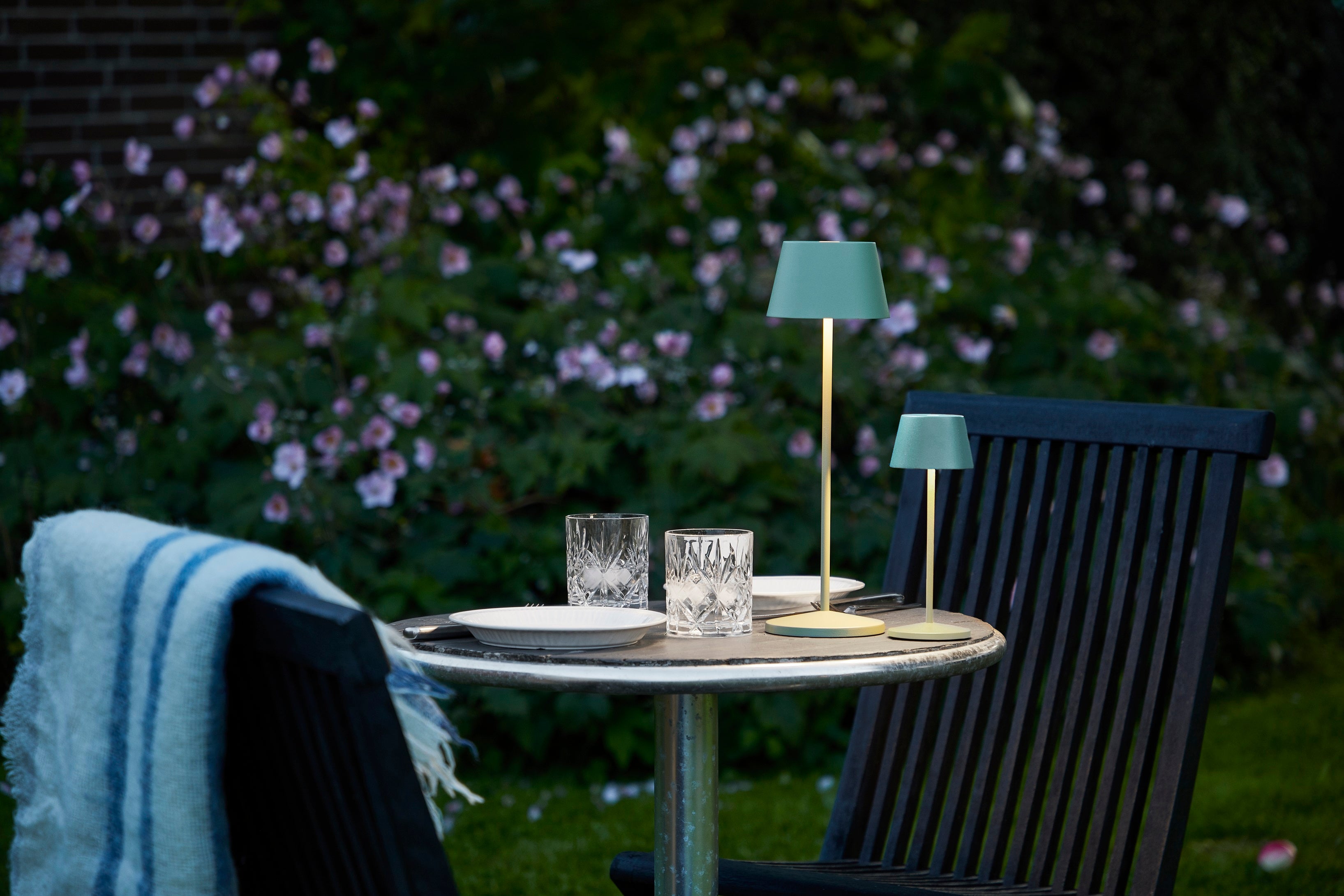 LOOM Design Modi Micro grøngrå LED bordlampe billede 3