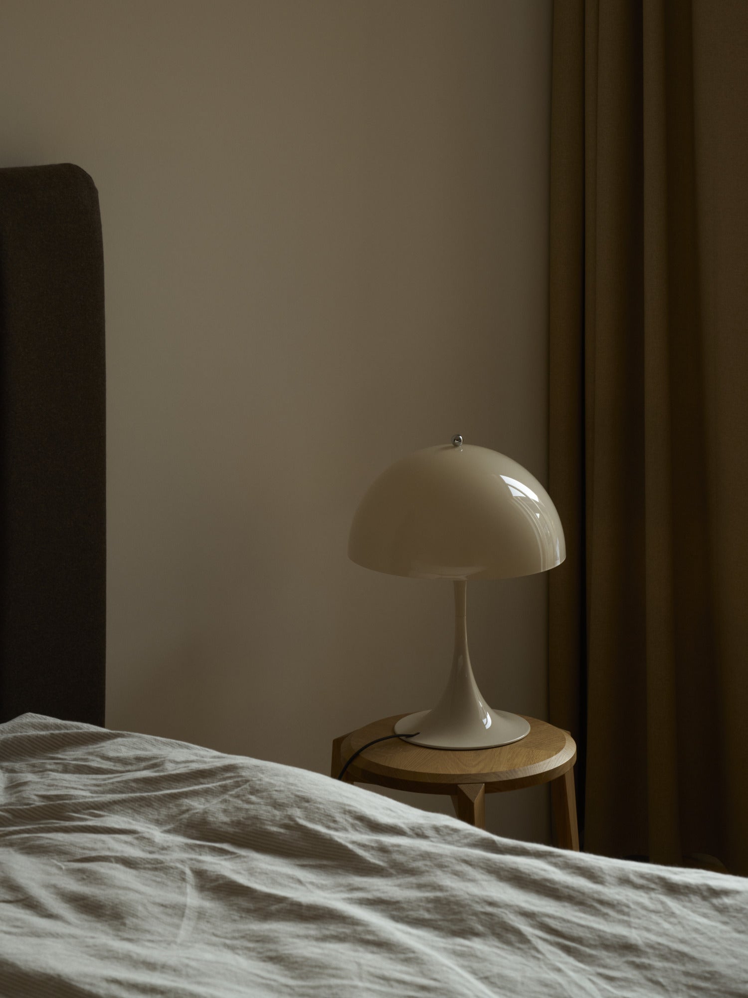 Panthella 320 opalbeige bordlampe billede 3