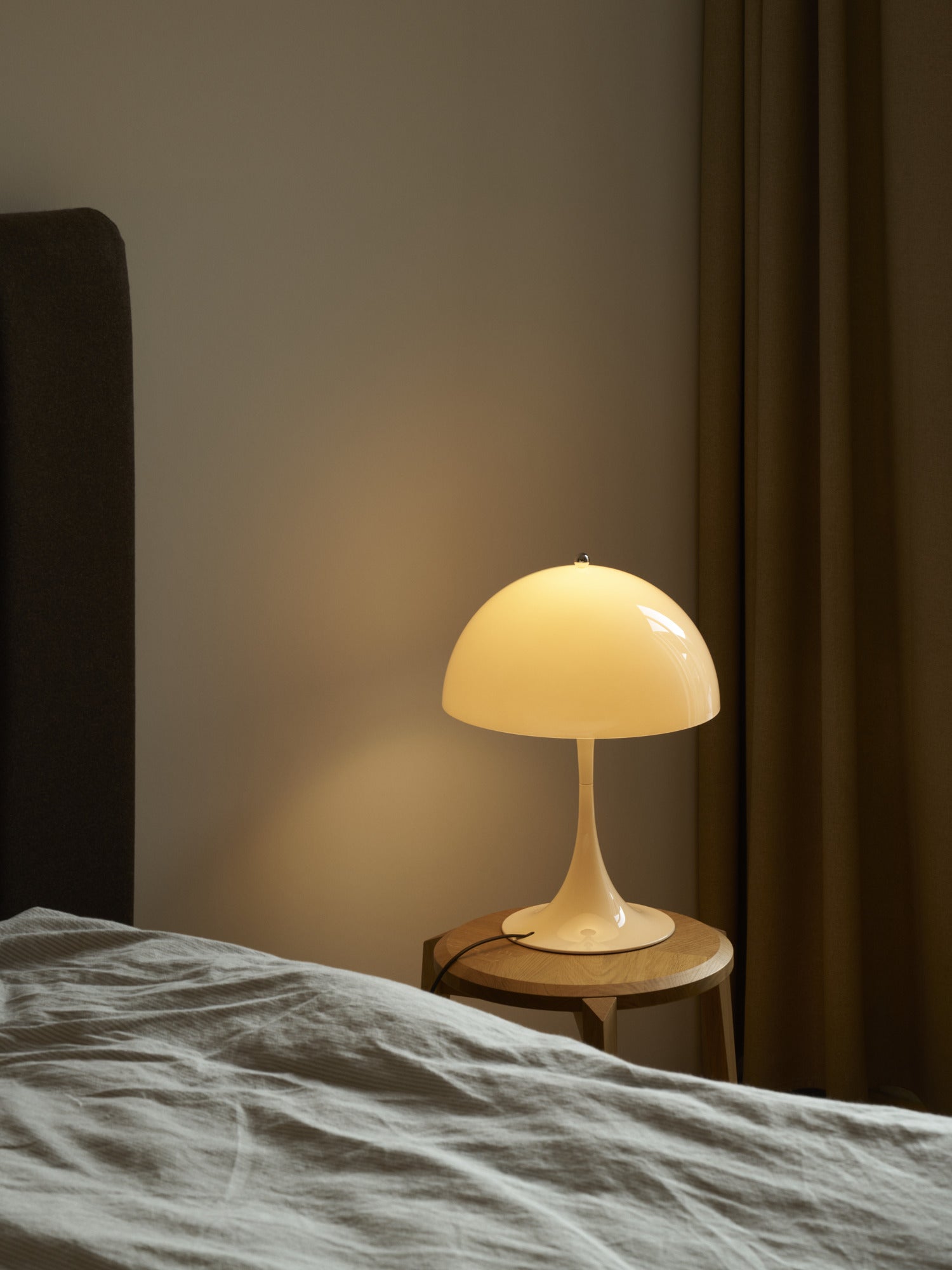 Panthella 320 opalbeige bordlampe billede 4