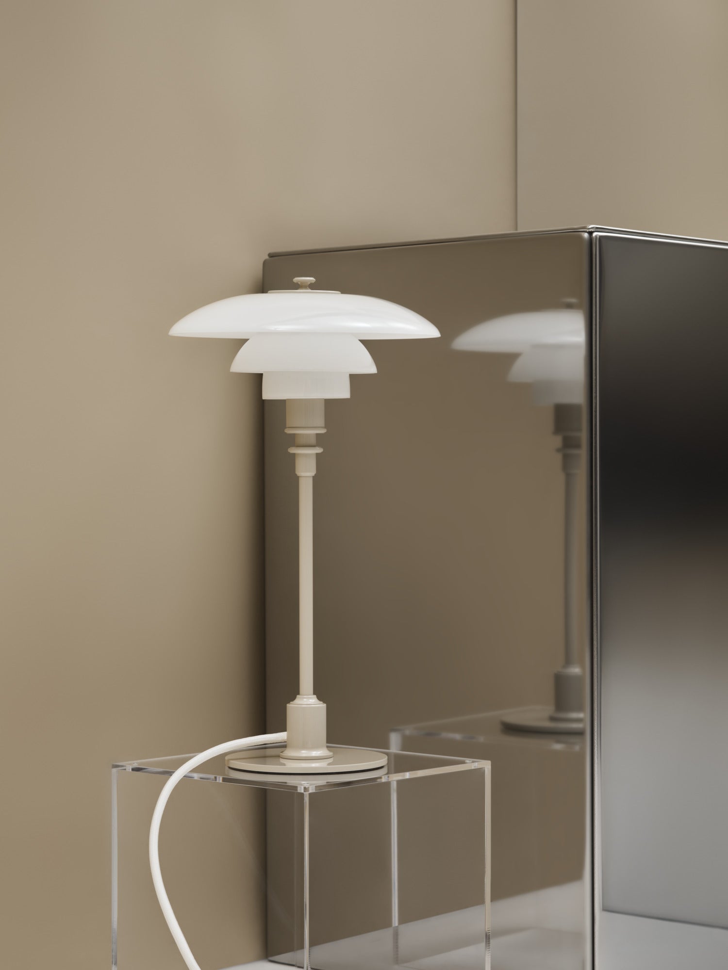 PH 3/2 Glossy Beige bordlampe billede 3