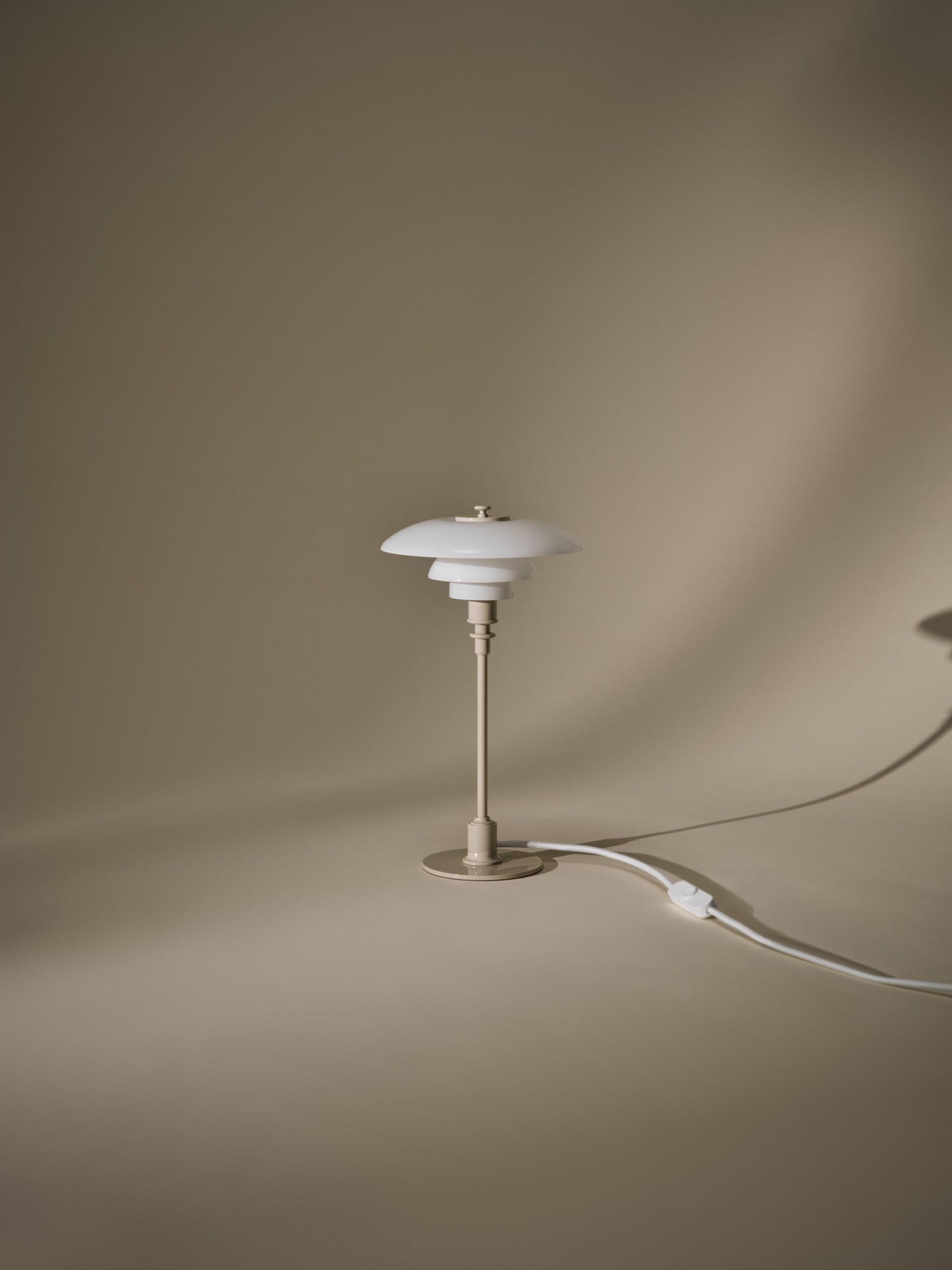 PH 2/1 Glossy Beige bordlampe billede 3
