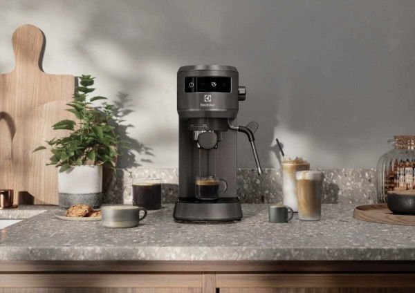 Electrolux E6EC1-6BST, Espressomaskine, 1 L, Kaffekapsel, Malet kaffe, 1450 W, Sort